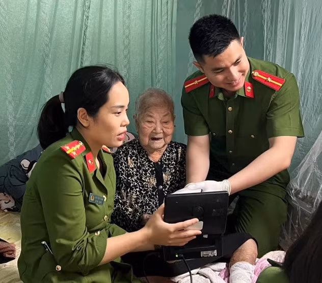 Cơ quan công an đến tận nhà để hỗ trợ người dân làm căn cước công dân Cơ quan công an đến tận nhà để hỗ trợ người dân làm căn cước công dân