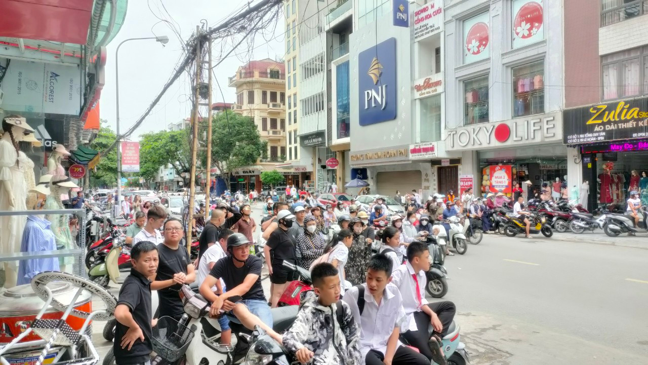 Rất đông người hiếu kỳ tập trung trước hai địa điểm có sự xuất hiện của lực lượng công an.