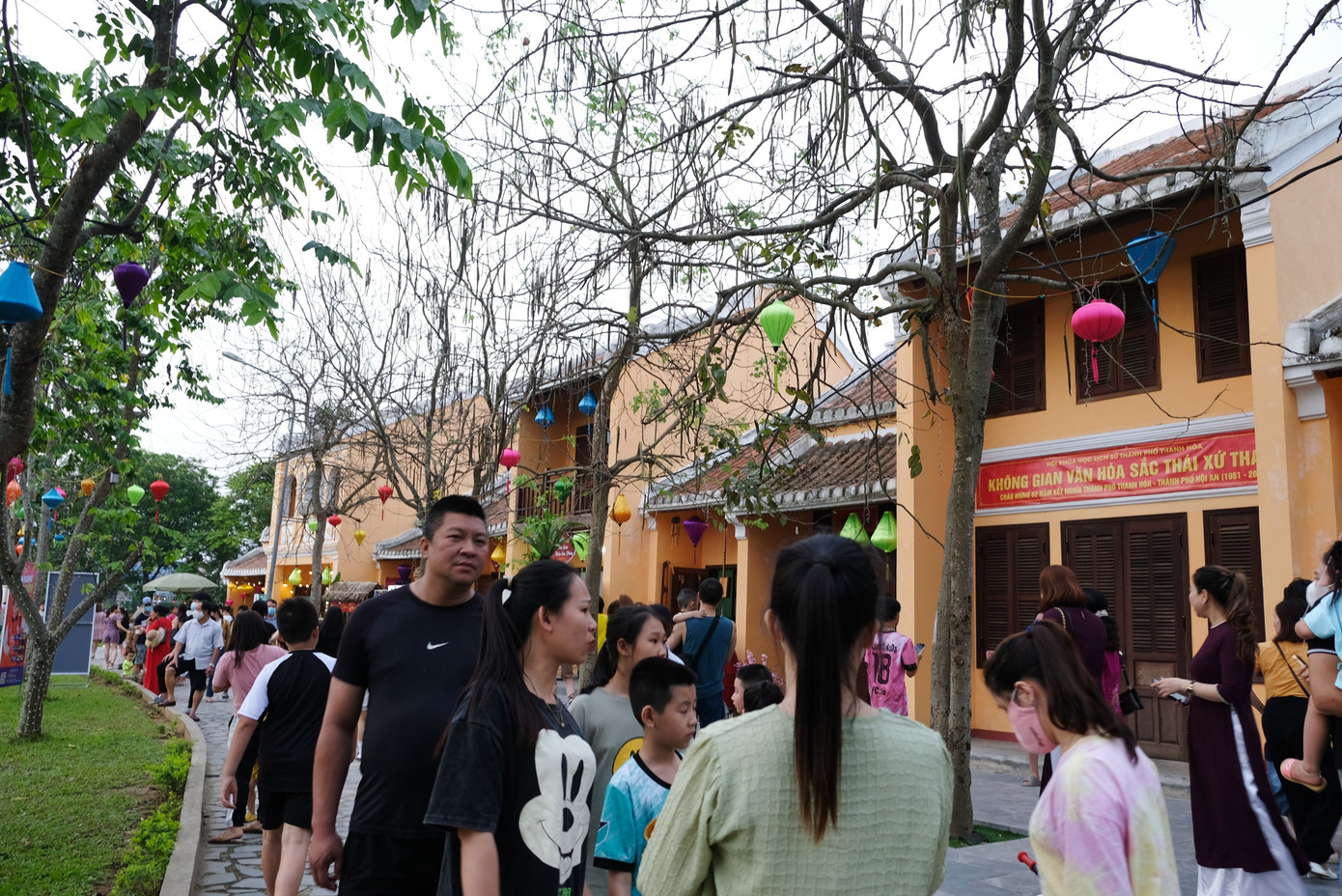 Trong những ngày qua, tại Công viên Hội An, đông đảo du khách xa gần đã đến tham quan, thưởng thức các món ăn của TP Hội An ngay tại trung tâm TP Thanh Hoá.