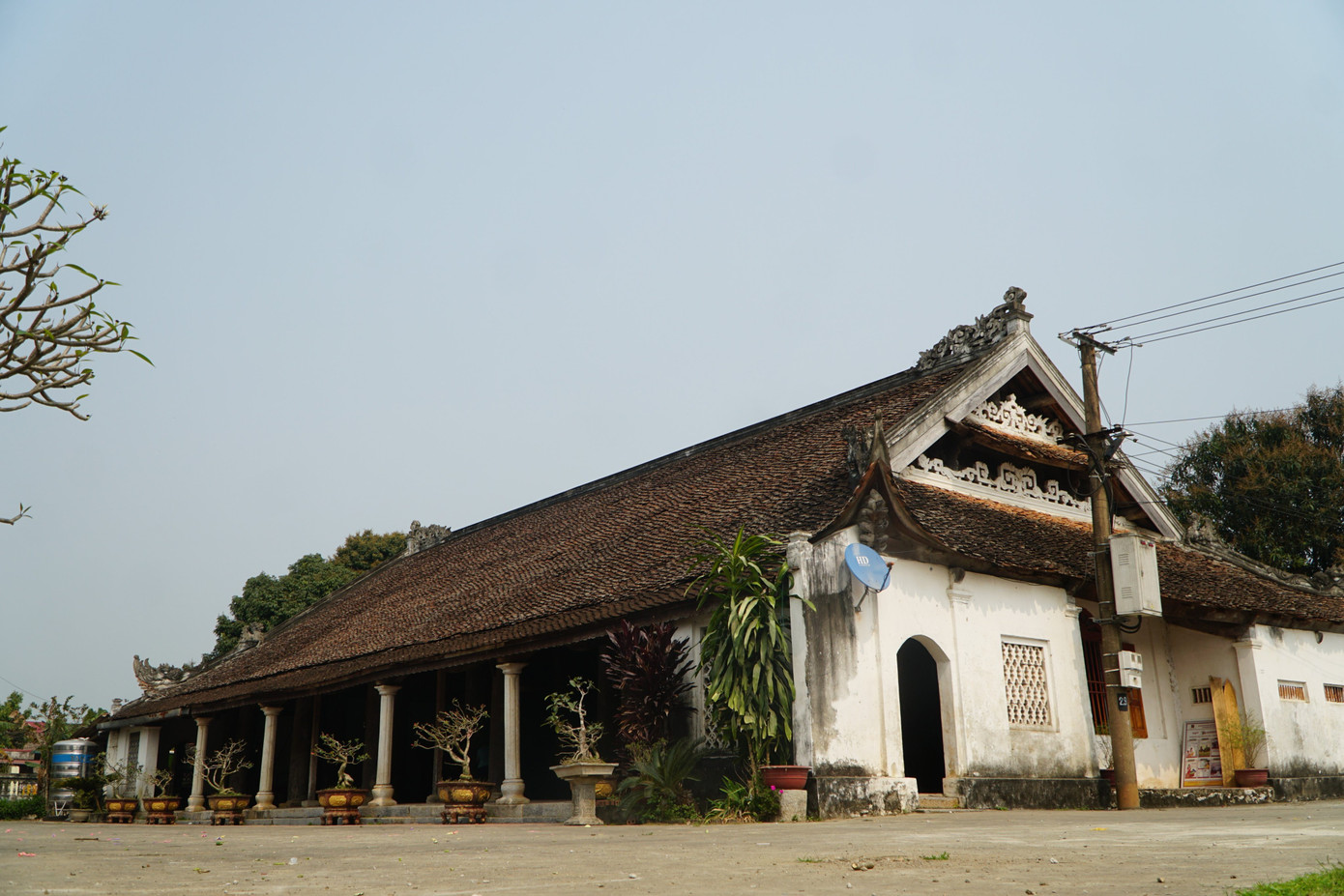 Ngôi đình cổ hàng trăm năm tuổi ở giữa hai làng.