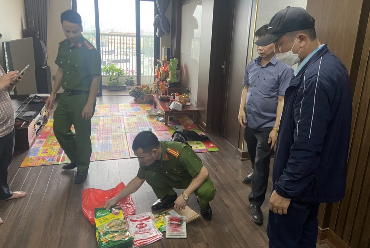 Lực lượng chức năng kiểm tra tại hiện trường