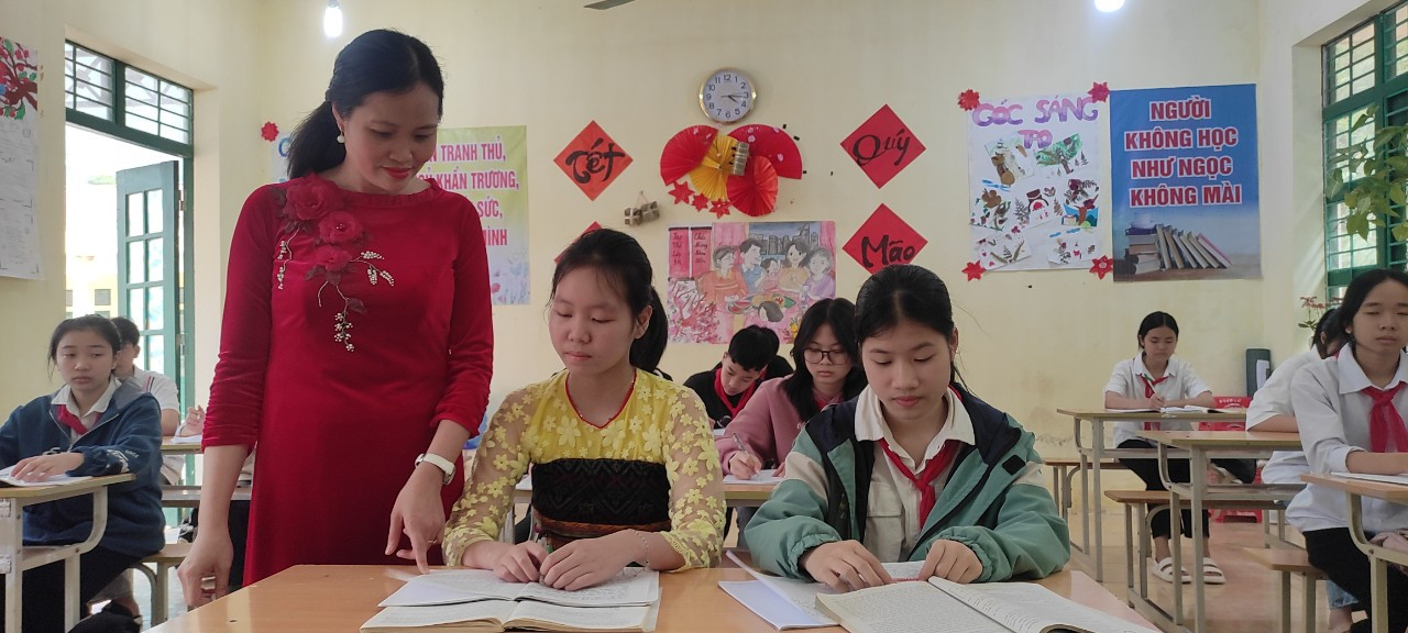 Một giờ ôn luyện của cô trò lớp 9, Trường TH&THCS thị trấn Sơn Lư, Quan Sơn (Thanh Hoá). Một giờ ôn luyện của cô trò lớp 9, Trường TH&THCS thị trấn Sơn Lư, Quan Sơn (Thanh Hoá).