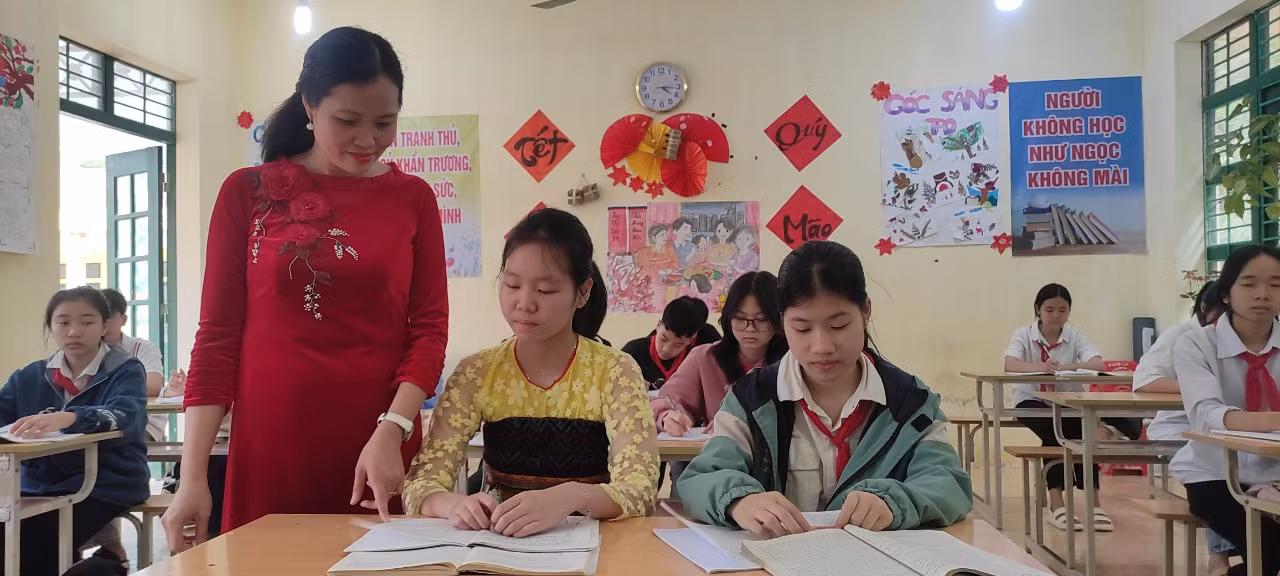 Một giờ ôn luyện của cô trò lớp 9, Trường TH&THCS thị trấn Sơn Lư, Quan Sơn (Thanh Hoá). Một giờ ôn luyện của cô trò lớp 9, Trường TH&THCS thị trấn Sơn Lư, Quan Sơn (Thanh Hoá).