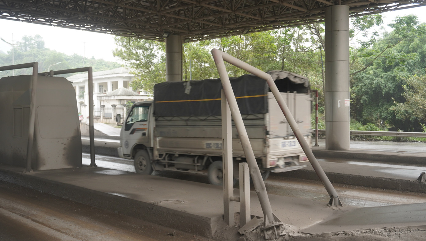 Các cột biển báo, trụ bê tông cốt thép… án ngữ giữa đường tiềm ẩn nhiều nguy hiểm cho các phương tiện giao thông. Các cột biển báo, trụ bê tông cốt thép… án ngữ giữa đường tiềm ẩn nhiều nguy hiểm cho các phương tiện giao thông.