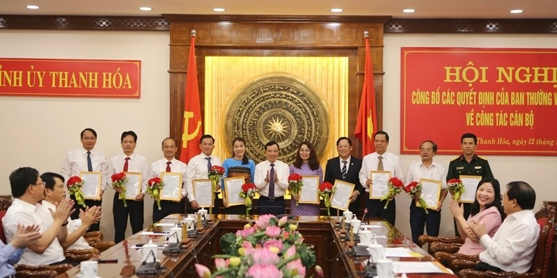Ông Lại Thế Nguyên, Phó Bí thư Thường trực Tỉnh ủy, Trưởng Đoàn ĐBQH tỉnh Thanh Hóa trao quyết định và tặng hoa chúc mừng các cán bộ được nhận nhiệm vụ công tác mới.
