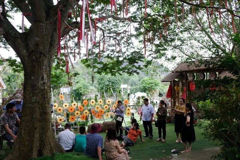 Ngay tại TP Thanh Hoá, người dân, du khách có nhiều lựa chọn các điểm du lịch, vui chơi để đưa gia đình đến nghỉ ngơi, thư giãn trong kỳ nghỉ lễ như Động Tiên Sơn, Hang Mắt Rồng, Công viên Hội An, làng cổ Đông Sơn, đi thuyền trên sông Mã....