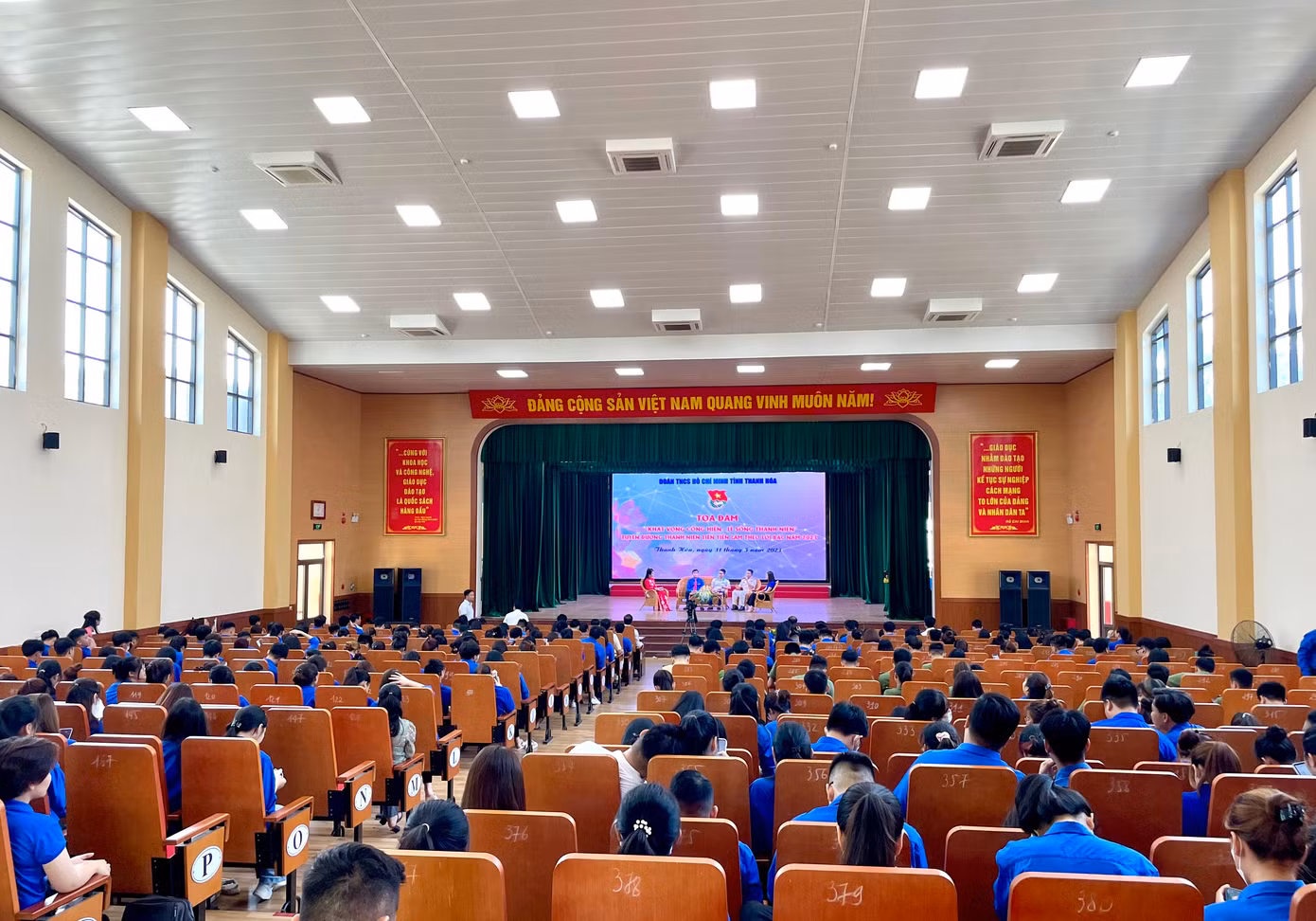 Tại chương trình, các đại biểu được gặp gỡ, giao lưu, trò chuyện với các lãnh đạo, những cán bộ, đoàn viên thanh niên tiêu biểu trong học tập và làm theo tư tưởng, đạo đức, phong cách Hồ Chí Minh trên các lĩnh vực; lắng nghe những câu chuyện người thật, việc thật mà các bạn đoàn viên thanh niên đã viết nên trên hành trình học tập và làm theo lời Bác. Tại chương trình, các đại biểu được gặp gỡ, giao lưu, trò chuyện với các lãnh đạo, những cán bộ, đoàn viên thanh niên tiêu biểu trong học tập và làm theo tư tưởng, đạo đức, phong cách Hồ Chí Minh trên các lĩnh vực; lắng nghe những câu chuyện người thật, việc thật mà các bạn đoàn viên thanh niên đã viết nên trên hành trình học tập và làm theo lời Bác.