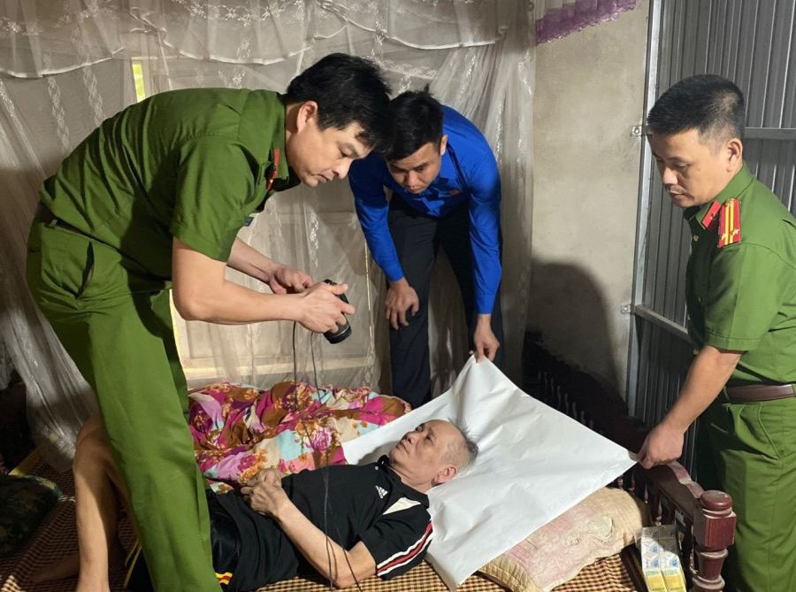 Hỗ trợ người già, người ốm yếu làm căn cước công dân tại nhà