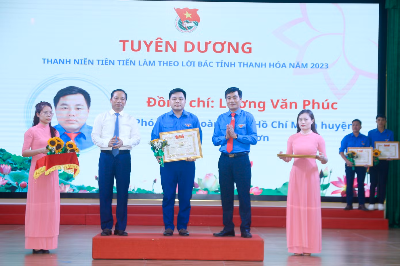 Trong những năm vừa qua, Ban Thường vụ Tỉnh Đoàn đã triển khai nhiều giải pháp hiệu quả, thiết thực để hỗ trợ thanh niên khởi nghiệp, lập nghiệp như tổ chức các chương trình, tập huấn về khởi nghiệp; kết nối các mô hình làm kinh tế, các dự án kinh doanh của thanh niên tới cộng đồng doanh nghiệp… Tại sự kiện này, các đại biểu chia sẻ về quá trình khởi nghiệp, những thất bại, thành công, nỗ lực vươn lên, qua đó góp phần truyền cảm hứng cho những thanh niên đang có ý tưởng khởi nghiệp thời gian tới. Trong những năm vừa qua, Ban Thường vụ Tỉnh Đoàn đã triển khai nhiều giải pháp hiệu quả, thiết thực để hỗ trợ thanh niên khởi nghiệp, lập nghiệp như tổ chức các chương trình, tập huấn về khởi nghiệp; kết nối các mô hình làm kinh tế, các dự án kinh doanh của thanh niên tới cộng đồng doanh nghiệp… Tại sự kiện này, các đại biểu chia sẻ về quá trình khởi nghiệp, những thất bại, thành công, nỗ lực vươn lên, qua đó góp phần truyền cảm hứng cho những thanh niên đang có ý tưởng khởi nghiệp thời gian tới.
