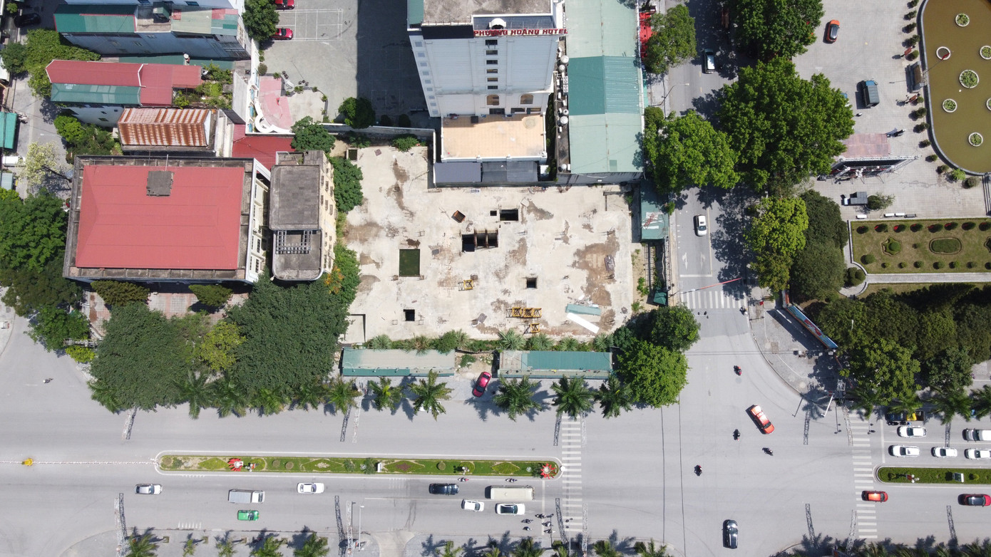 Khu "đất vàng" của Công ty cổ phần Phát hành sách Thanh Hoá hiện đang được để trống, bên cạnh là trụ sở Kho bạc Nhà nước thành phố Thanh Hoá cũ.