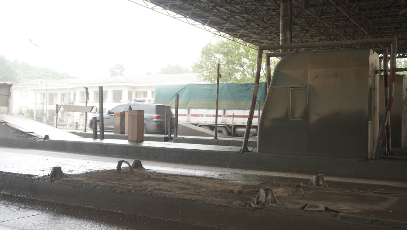 Sau gần 6 năm dừng hoạt động, trạm thu phí này vẫn đang án ngữ giữa đường quốc lộ 1A. Sau gần 6 năm dừng hoạt động, trạm thu phí này vẫn đang án ngữ giữa đường quốc lộ 1A.