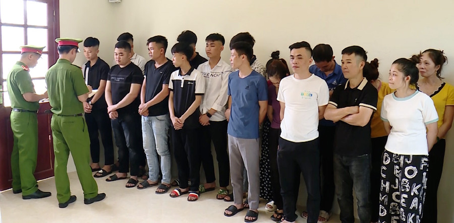 Cơ quan công an triệu tập 32 đối tượng để điều tra hoạt động lừa đảo, chiếm đoạt tài sản trên mạng Internet. Ảnh: Công an Thanh Hoá