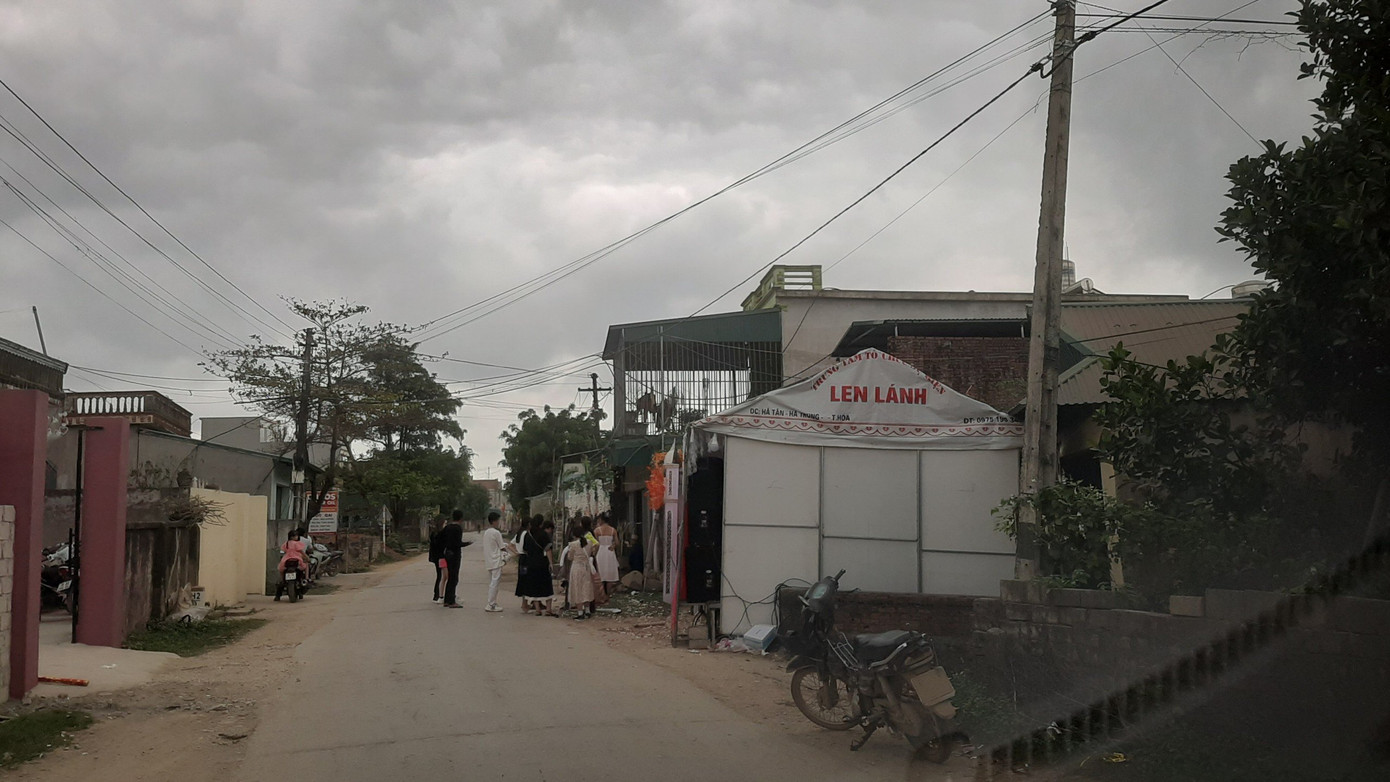 Theo chính quyền xã Hà Tiến, kiểm tra hồ sơ trong những năm gần đây, không có trai gái hai làng đăng ký kết hôn.