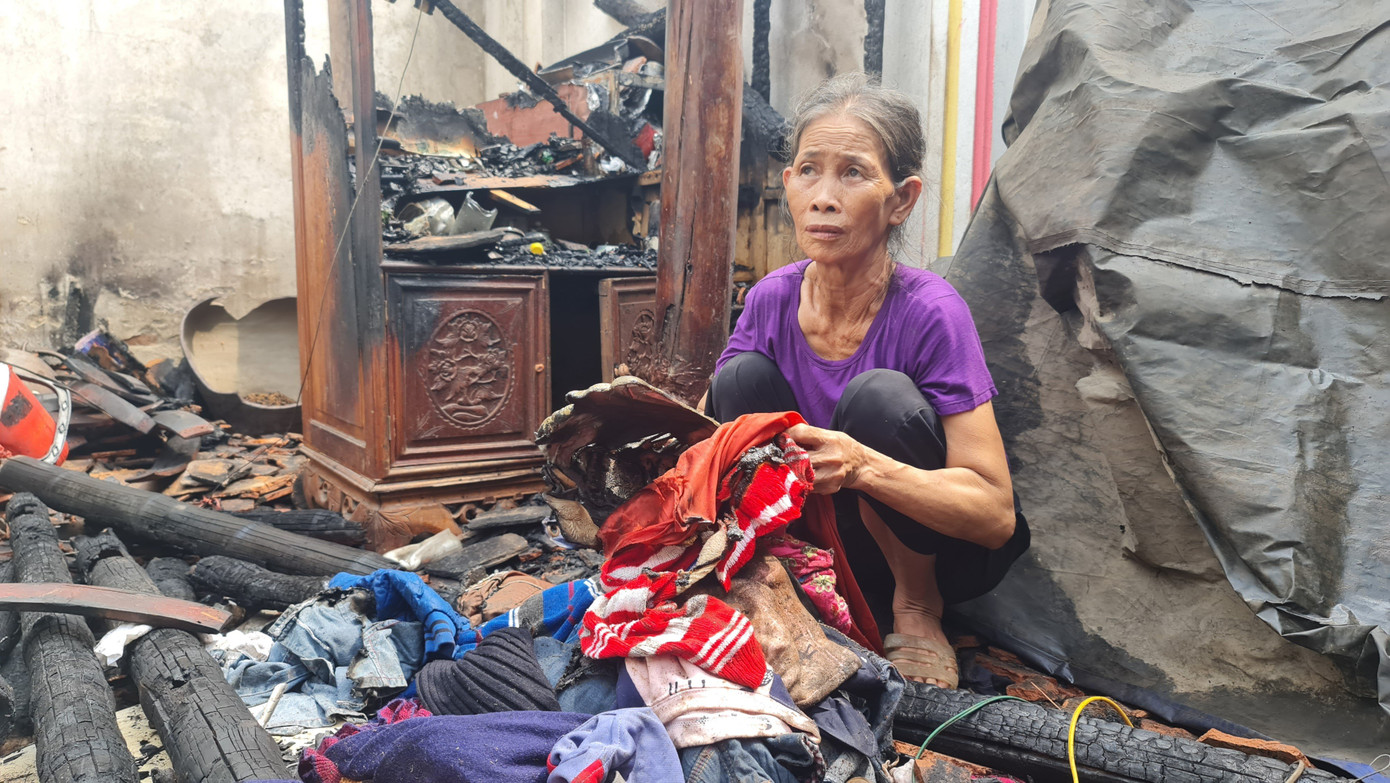 Toàn bộ đồ đạc bên trong ngôi nhà bị cháy gần hết Toàn bộ đồ đạc bên trong ngôi nhà bị cháy gần hết