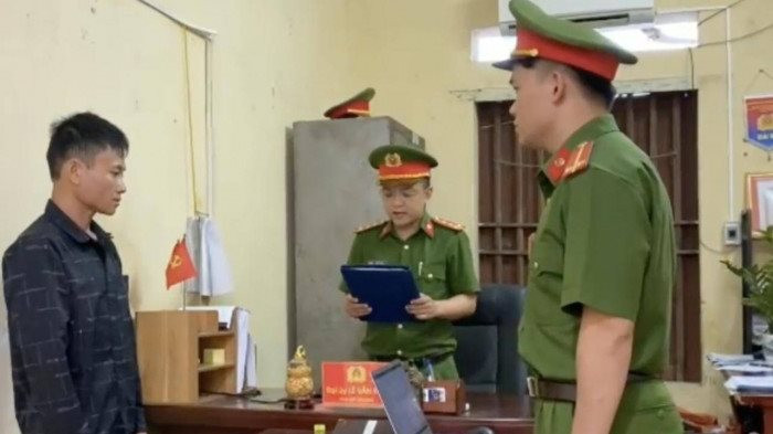 Lê Xuân Tiến tại cơ quan công an. Lê Xuân Tiến tại cơ quan công an.