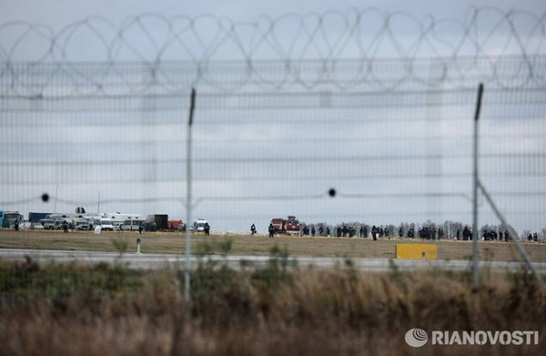 Bên trong sân bay, công việc điều tra vẫn đang được tiến hành tại hiện trường máy bay rơi. (Ảnh: RIA Novosti)