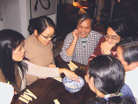 Sáng mồng một Tết cả nhà quây quần đỏ ván xăm hường thử vận may