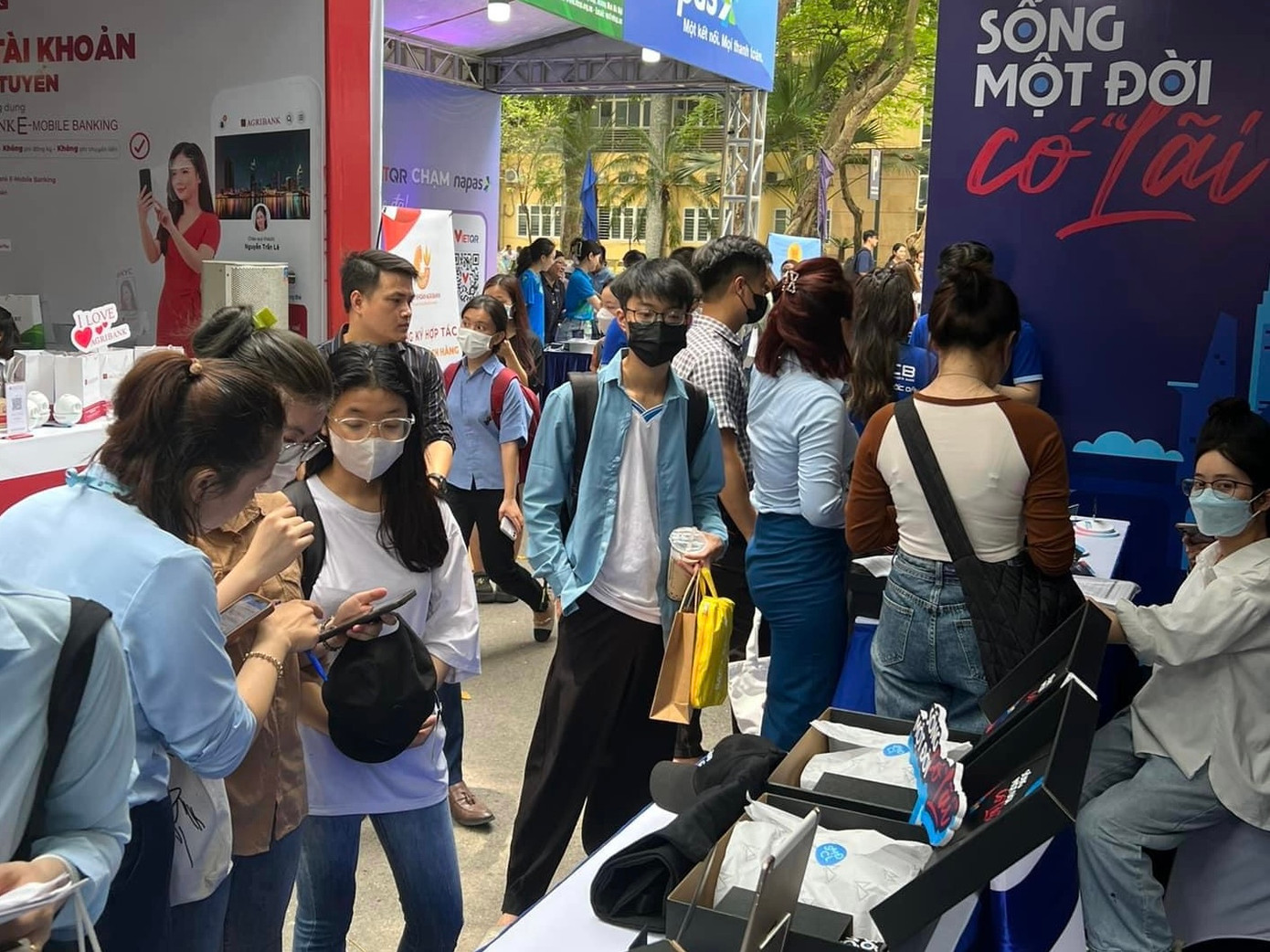 Sinh viên hào hứng trải nghiệm các tiện ích ngân hàng