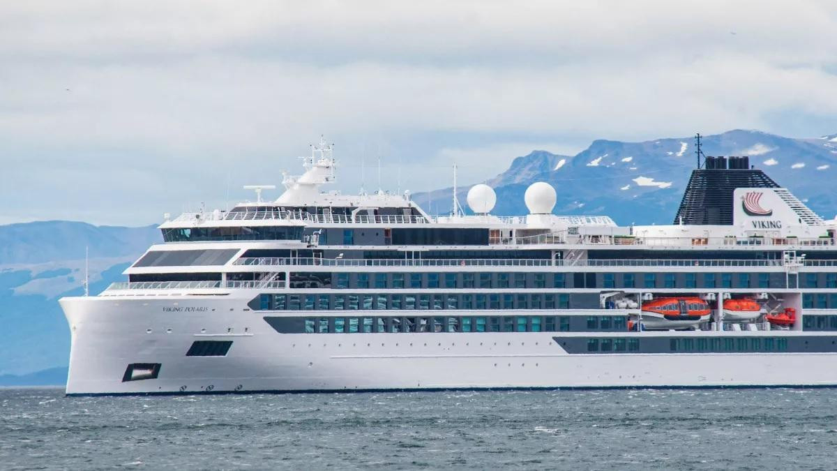 Viking Polaris, một tàu du lịch treo cờ Na Uy, được nhìn thấy đang thả neo ở Ushuaia, miền nam Argentina, vào ngày 1/12, khoảng hai ngày sau khi một con sóng nghi ngờ lao vào nó, giết chết một hành khách.