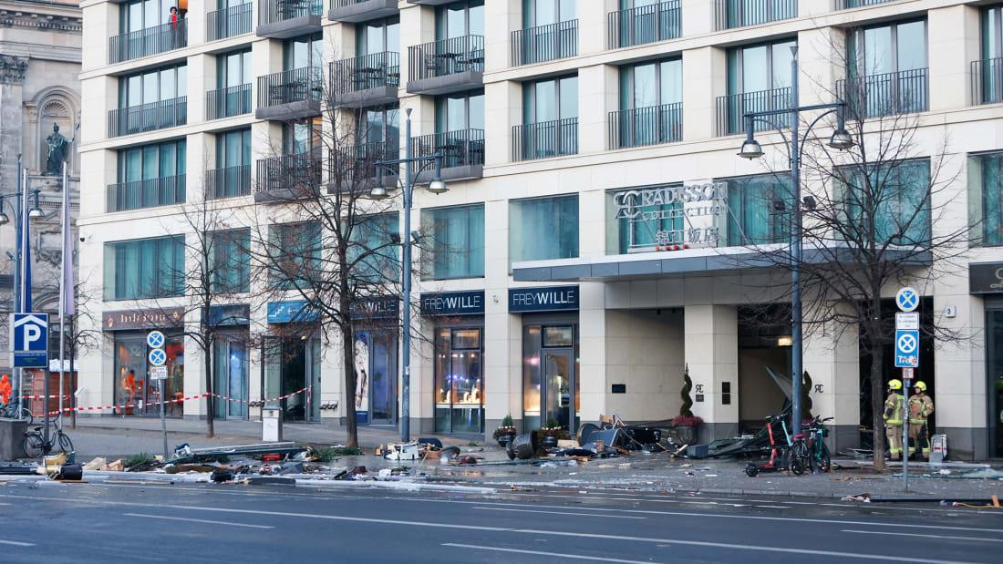 Các dịch vụ khẩn cấp làm việc trên đường phố sau khi nước đổ lên đường sau vụ rò rỉ thủy cung AquaDom ở trung tâm Berlin.