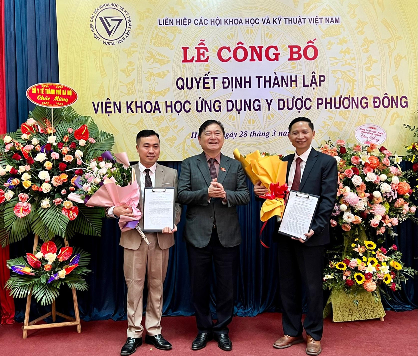 TSKH Phan Xuân Dũng, Bí thư Đảng đoàn, Chủ tịch Liên hiệp các Hội khoa học và Kỹ thuật Việt Nam trao Quyết định thành lập Viện