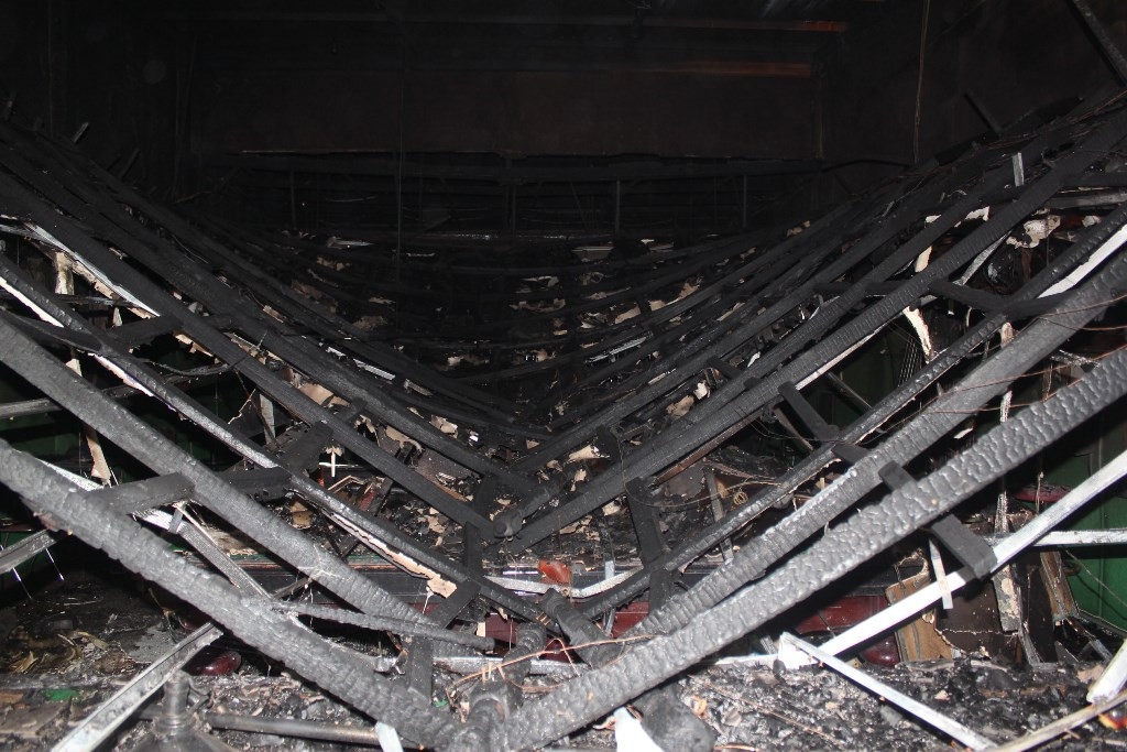 Trần nhà bị sập sau vụ cháy