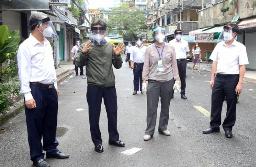 Phó Thủ tướng Vũ Đức Đam (thứ 2 từ trái qua) kiểm tra công tác phòng chống dịch COVID-19 trên địa bàn quận 10