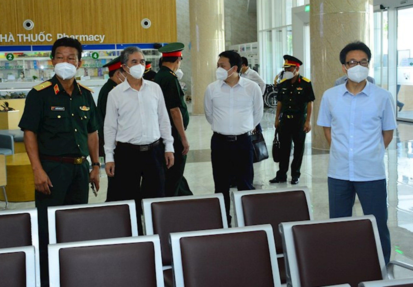 Phó Thủ tướng Vũ Đức Đam (ngoài cùng bên phải) kiểm tra công tác phòng chống dịch tại bệnh viện Quân y 175 Phó Thủ tướng Vũ Đức Đam (ngoài cùng bên phải) kiểm tra công tác phòng chống dịch tại bệnh viện Quân y 175