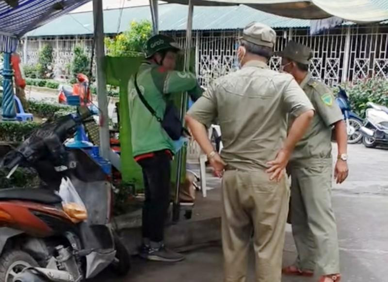 Hai bảo vệ dân phố đánh người giao hàng (ảnh cắt từ clip) Hai bảo vệ dân phố đánh người giao hàng (ảnh cắt từ clip)