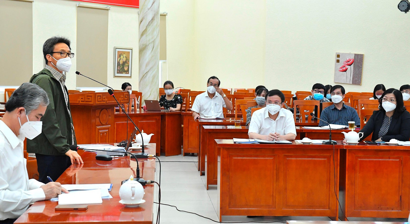 Phó Thủ tướng Vũ Đức Đam làm việc với lãnh đạo quận 10. Ảnh: VD