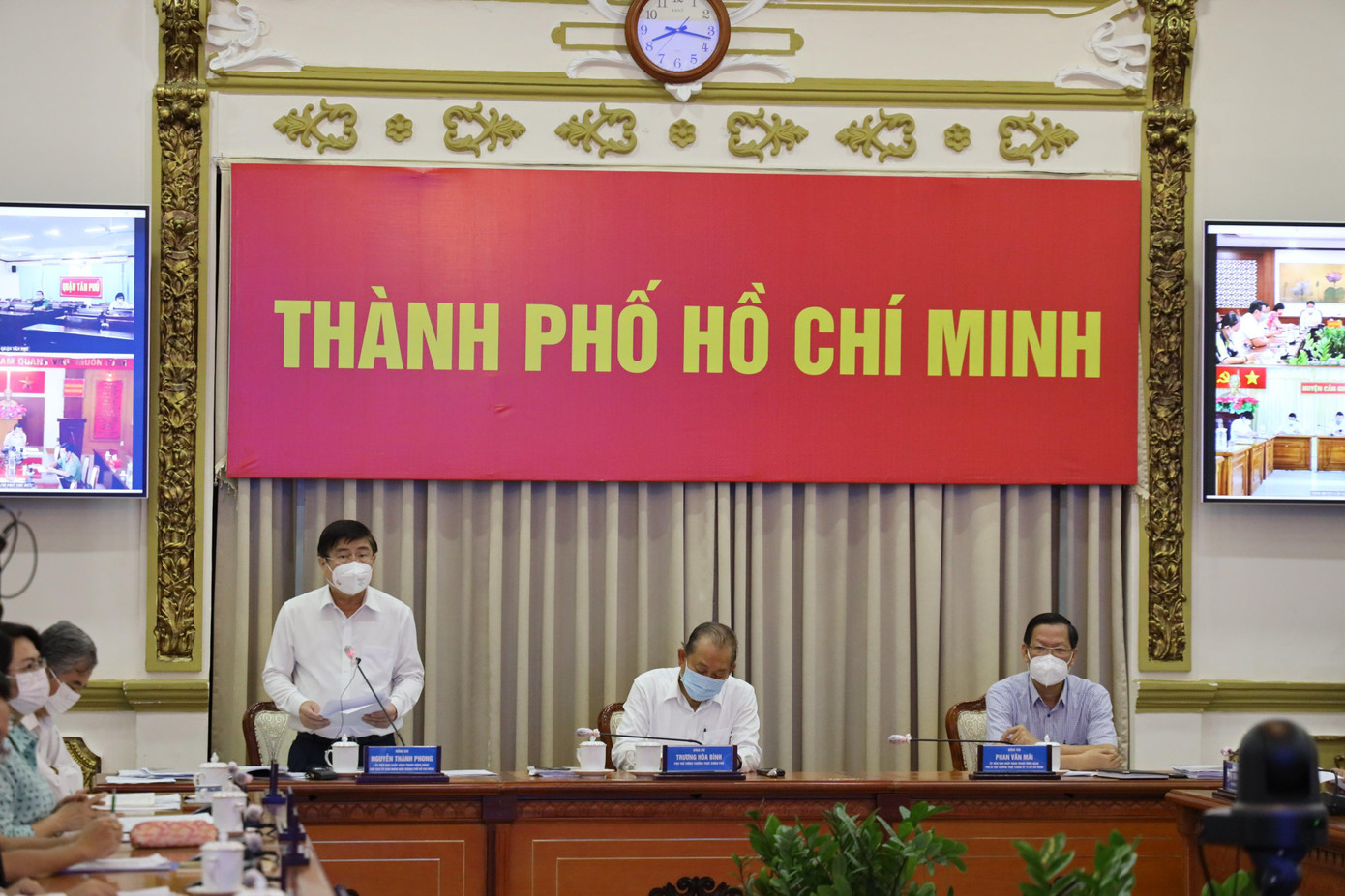 Phó Thủ tướng thường trực Trương Hòa Bình, Phó Bí thư thường trực Thành ủy Phan Văn Mãi và Chủ tịch UBND TPHCM Nguyễn Thành Phong chủ trì cuộc họp Phó Thủ tướng thường trực Trương Hòa Bình, Phó Bí thư thường trực Thành ủy Phan Văn Mãi và Chủ tịch UBND TPHCM Nguyễn Thành Phong chủ trì cuộc họp