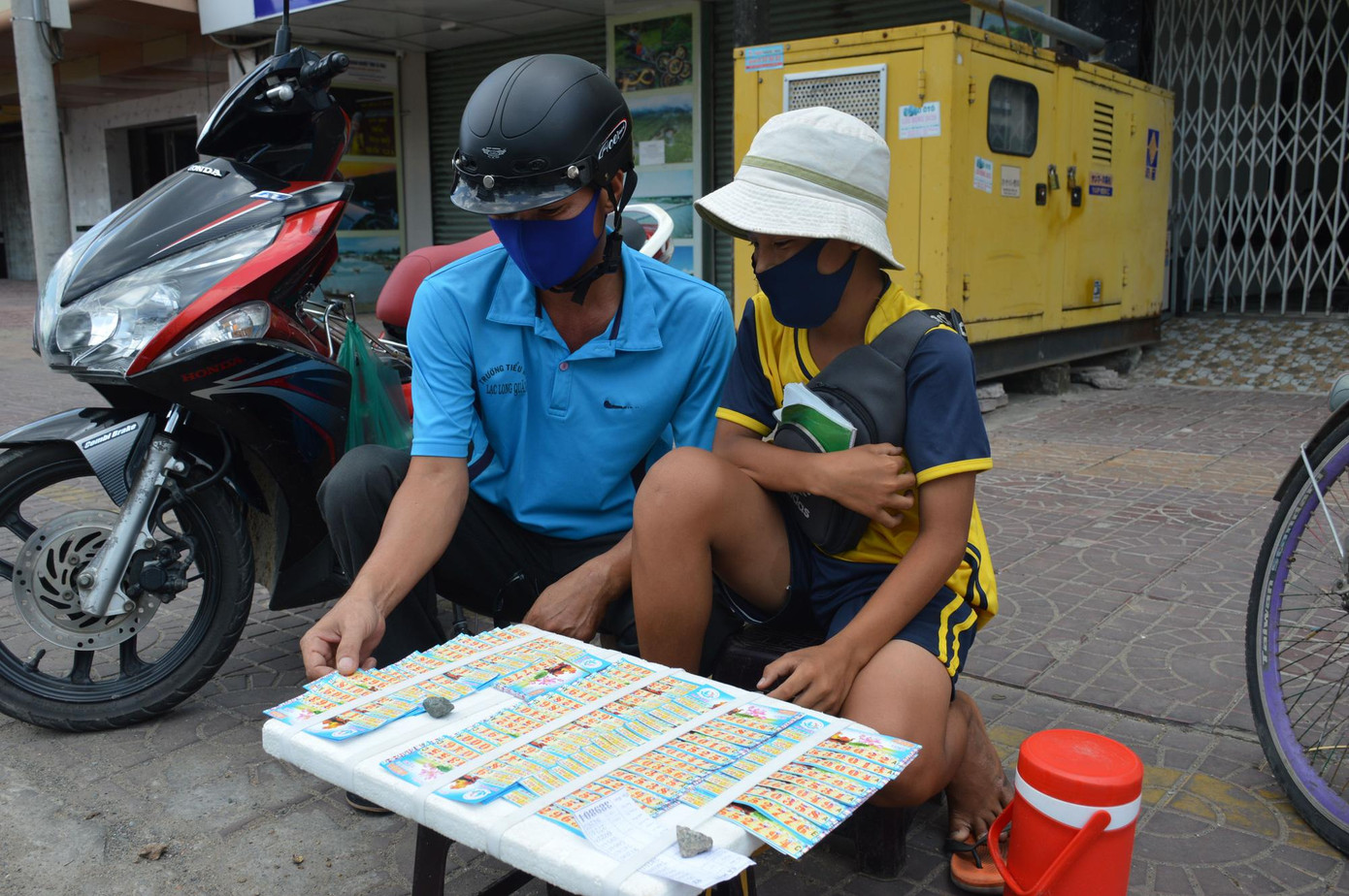 Hoạt động bán vé số dạo trên địa bàn TPHCM tạm dừng từ 0 giờ ngày 9/7 Hoạt động bán vé số dạo trên địa bàn TPHCM tạm dừng từ 0 giờ ngày 9/7