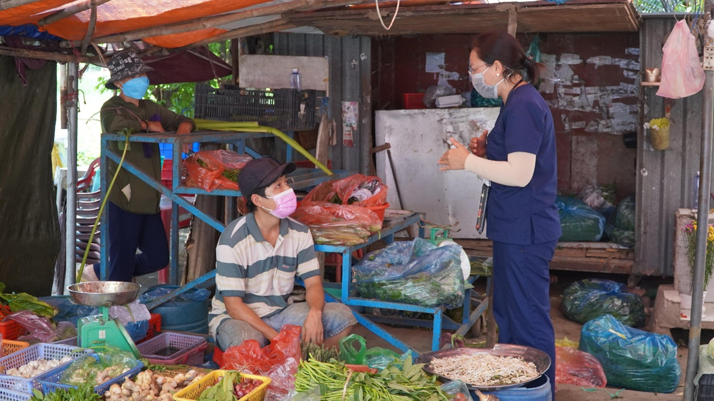 Chính quyền địa phương nhắc nhở tiểu thương đảm bảo an toàn phòng chống dịch