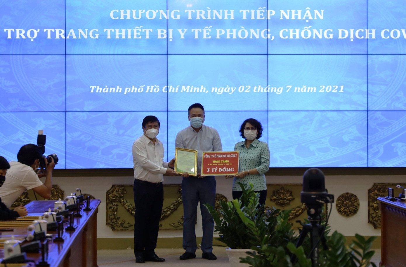 Chủ tịch UBND TPHCM Nguyễn Thành Phong và Chủ tịch Ủy ban MTTQ Việt Nam TPHCM Tô Thị Bích Châu tiếp nhận ủng hộ từ các doanh nghiệp Chủ tịch UBND TPHCM Nguyễn Thành Phong và Chủ tịch Ủy ban MTTQ Việt Nam TPHCM Tô Thị Bích Châu tiếp nhận ủng hộ từ các doanh nghiệp