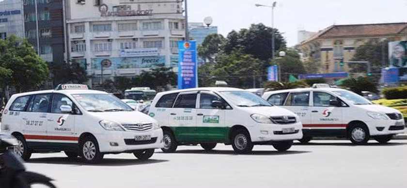 TPHCM đã cho phép xe taxi Mai Linh và Vinasun vận chuyển bệnh nhân theo điều động của ngành y tế và chở hành khách đến và từ sân bay Tân Sơn Nhất.