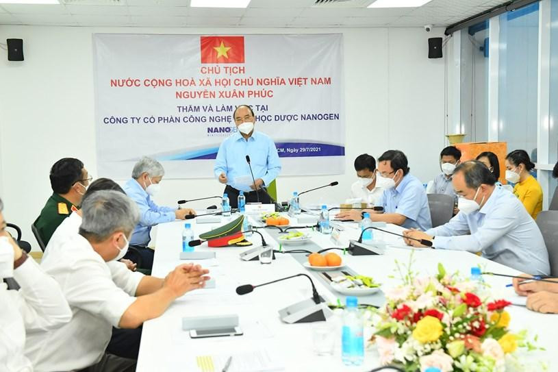 Chủ tịch nước Nguyễn Xuân Phúc làm việc với công ty cổ phần công nghệ sinh học Nanogen chiều 29/7. Ảnh: TTBC