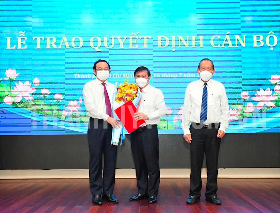 Phó Thủ tướng thường trực Trương Hòa Bình trao quyết định phê chuẩn của Thủ tướng và Bí thư Thành ủy Nguyễn Văn Nên tặng hoa chúc mừng ông Nguyễn Thành Phong. Ảnh: Thành ủy TPHCM Phó Thủ tướng thường trực Trương Hòa Bình trao quyết định phê chuẩn của Thủ tướng và Bí thư Thành ủy Nguyễn Văn Nên tặng hoa chúc mừng ông Nguyễn Thành Phong. Ảnh: Thành ủy TPHCM