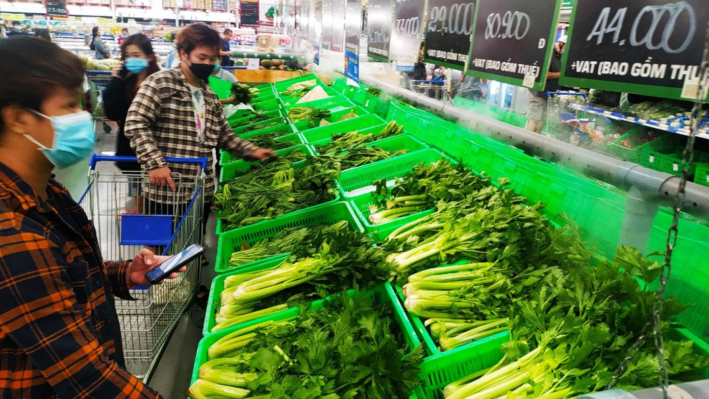 Người dân TPHCM mua rau xanh tại các siêu thị trong thời gian giãn cách xã hội