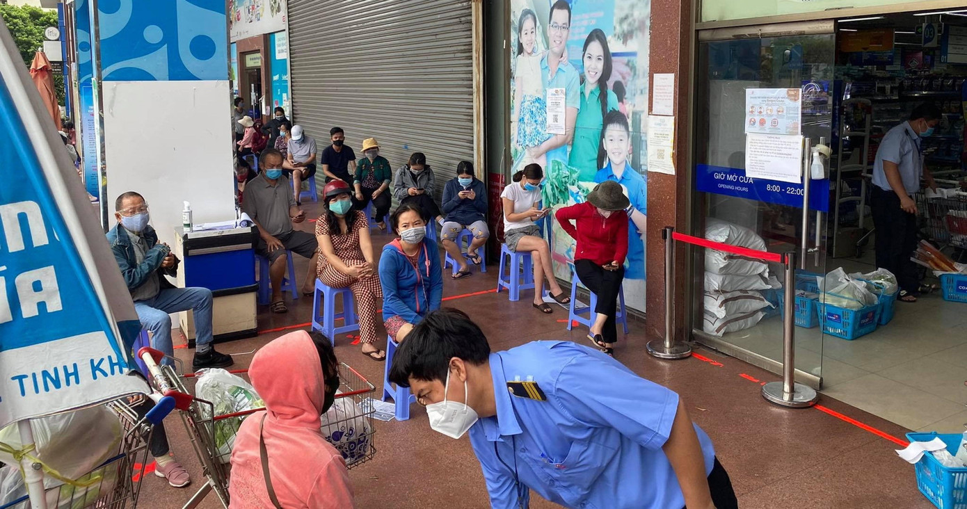 Người dân TPHCM xếp hàng vào siêu thị mua hàng hóa, lương thực thực phẩm Người dân TPHCM xếp hàng vào siêu thị mua hàng hóa, lương thực thực phẩm