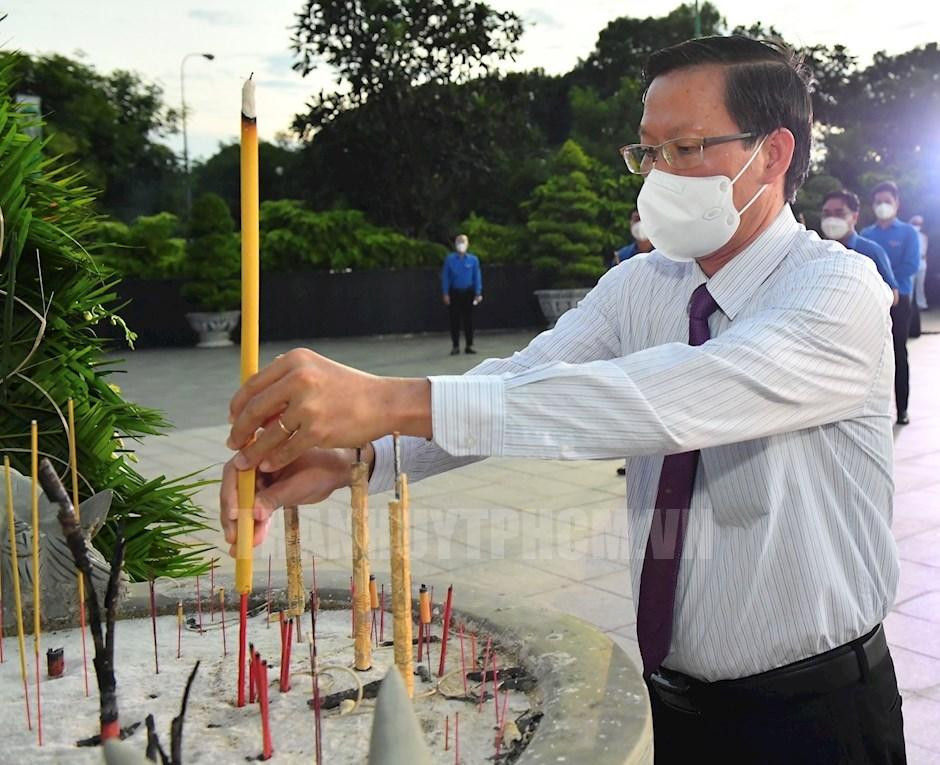 Phó Bí thư thường trực Thành ủy TPHCM Phan Văn Mãi dâng hương tưởng nhớ các anh hùng liệt sĩ. Ảnh: Thành ủy TPHCM