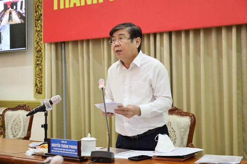Chủ tịch UBND TPHCM Nguyễn Thành Phong báo cáo tại buổi làm việc trực tuyến với Thủ tướng Chính phủ tối 23/7.
