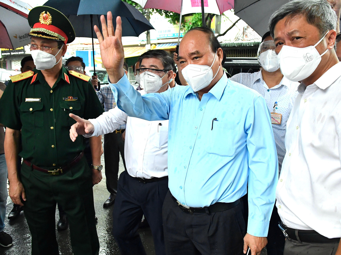 Chiều 29/7, Chủ tịch nước Nguyễn Xuân Phúc trực tiếp đến thăm hỏi, động viên, tặng quà các cử tri trong khu phong tỏa, cách ly tại huyện Hóc Môn, nơi ông ứng cử đại biểu Quốc hội.