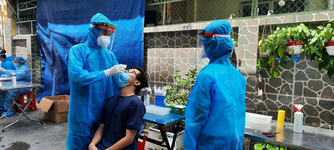 Lấy mẫu tầm soát truy tìm các F0 còn lẩn khuất trong cộng đồng