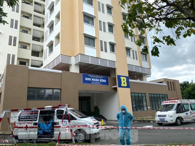 TPHCM đã trưng dụng chung cư bỏ trống tại phường Tân Thới Nhất để làm bệnh viện dã chiến thu dung các trường hợp mắc COVID-19. Đến nay, bệnh viện này đã đầy chỗ TPHCM đã trưng dụng chung cư bỏ trống tại phường Tân Thới Nhất để làm bệnh viện dã chiến thu dung các trường hợp mắc COVID-19. Đến nay, bệnh viện này đã đầy chỗ