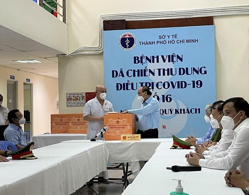 Chủ tịch nước tặng quà cho cán bộ, nhân viên Bệnh viện dã chiến số 16. Ảnh: TTBC