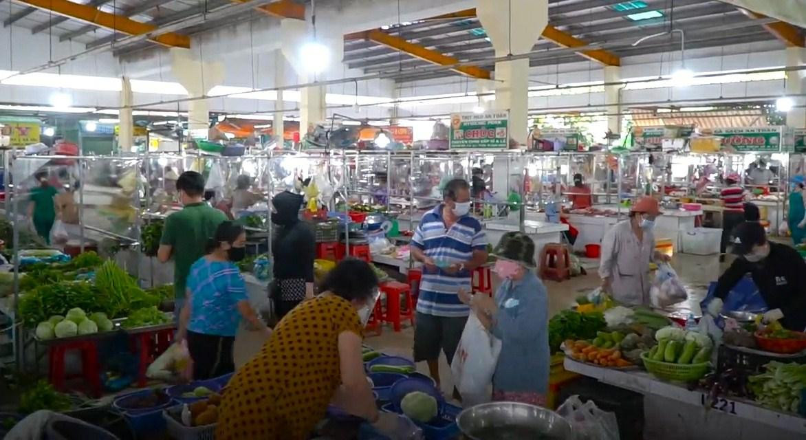 Người dân đến chợ Bình Thới mua lương thực, thực phẩm