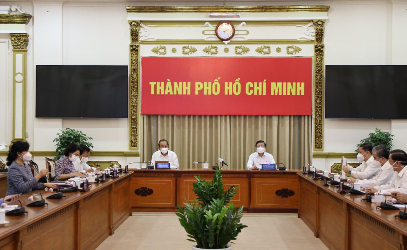 Phó Thủ tướng thường trực Trương Hòa Bình (trái) đồng chủ trì ở điểm cầu UBND TPHCM