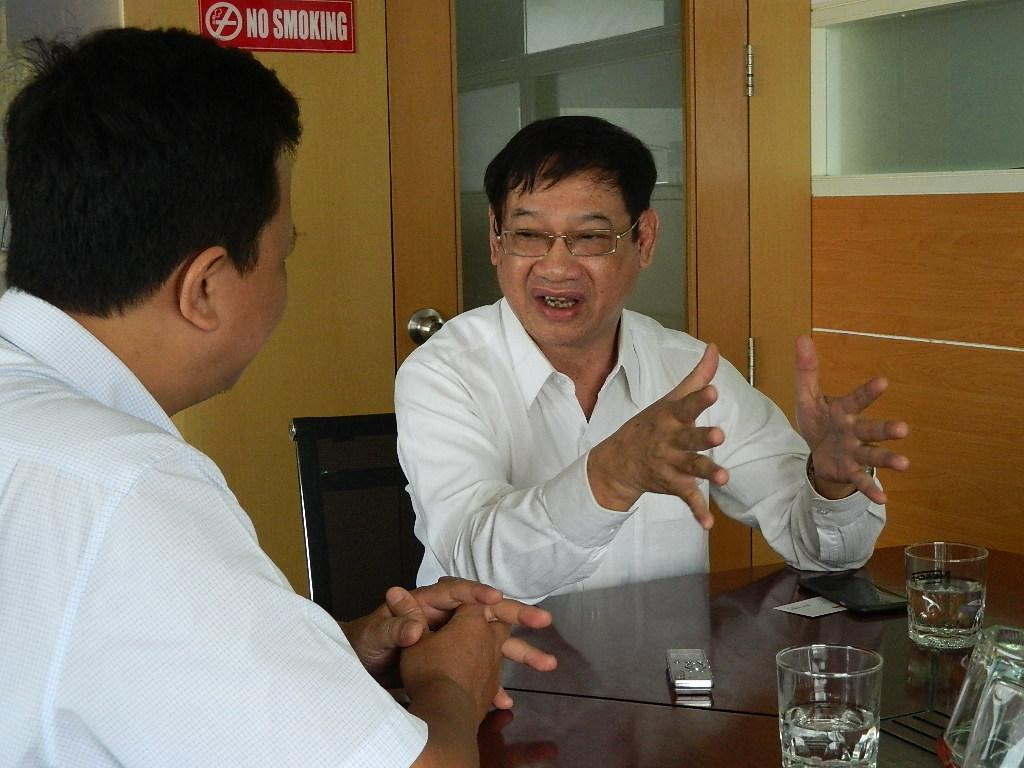 "Cựu tử tù" Liên Khui Thìn (bên phải). Ảnh chụp trước khi xảy ra đại dịch COVID-19