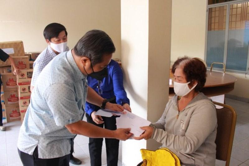 TPHCM trao tiền hỗ trợ cho các trường hợp lao động tự do bị ảnh hưởng bởi dịch COVID-19 TPHCM trao tiền hỗ trợ cho các trường hợp lao động tự do bị ảnh hưởng bởi dịch COVID-19