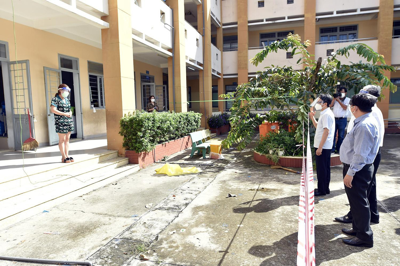 Phó Thủ tướng trực tiếp tham hỏi các trường hợp mắc COVID-19 đang được điều trị tại trường tiểu học Tân Thành (huyện Củ Chi). Ảnh: Đình Nam/VGP